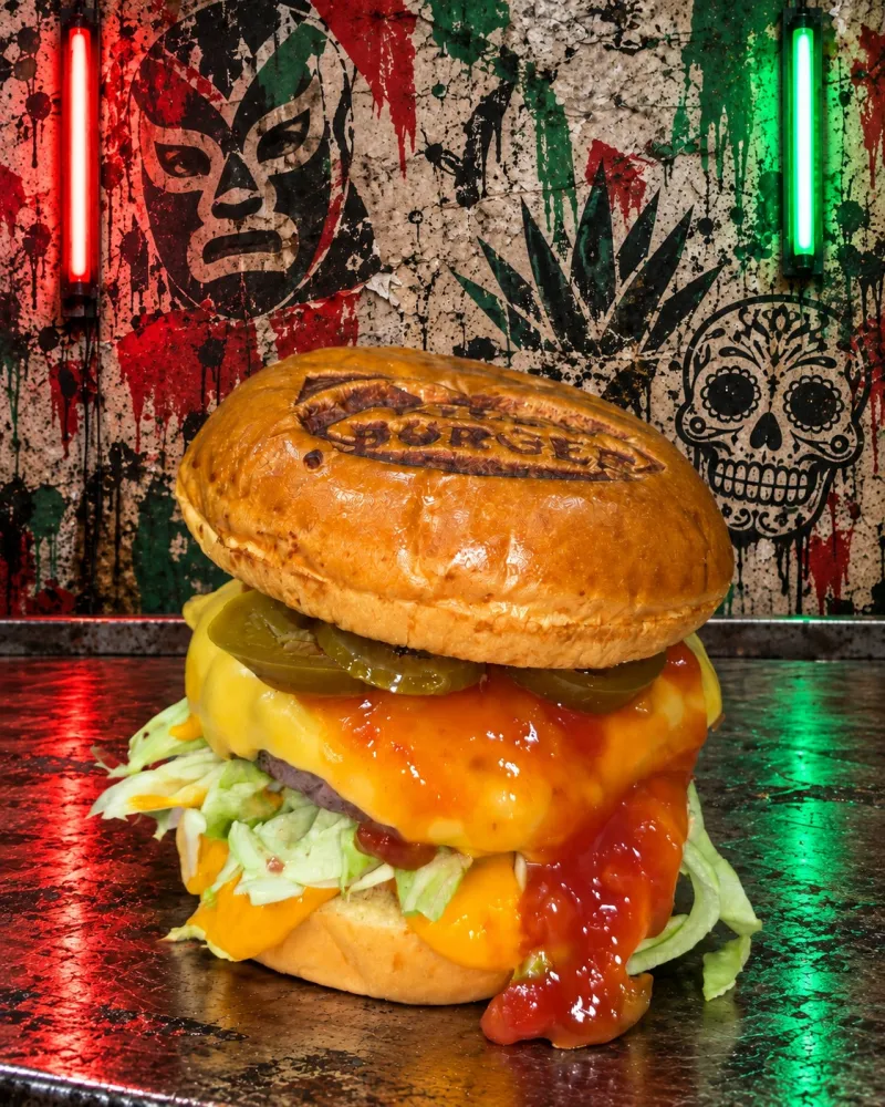 Burger mexicana con jalapeños, cheddar y salsa
