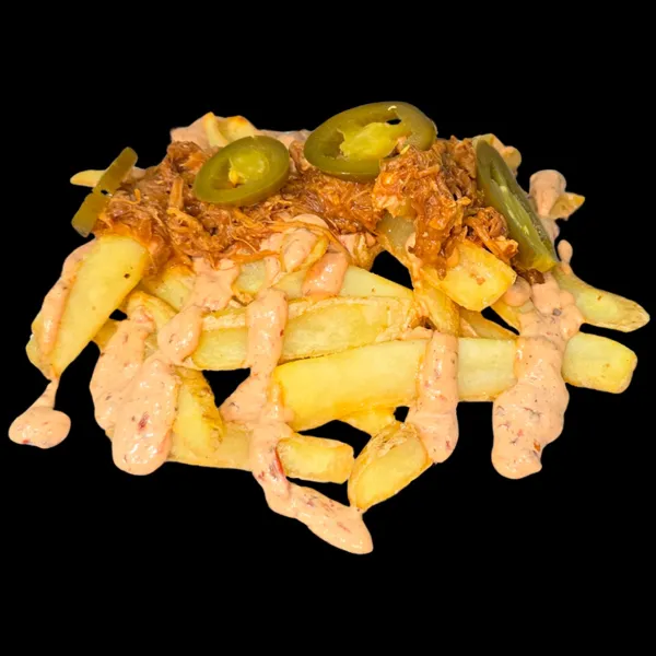 Patatas con pulled pork, salsa y jalapeños